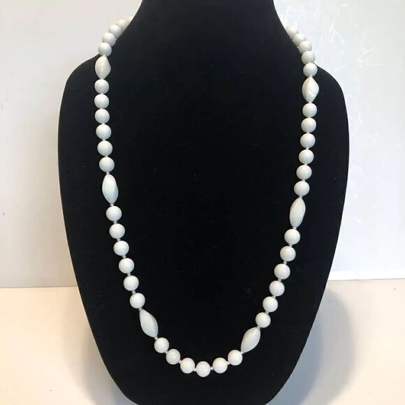 Jewelry - Vintage White quartz hand knotted necklace